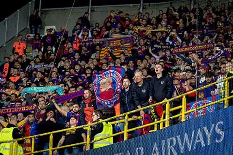 بسبب الألعاب النارية.. جماهير برشلونة تغادر ملعب مباراة كلوب بروج بدون حافلات